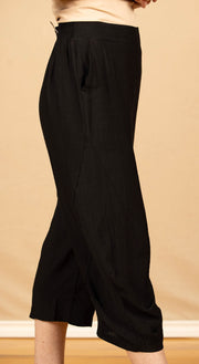 Solid Capri Pant Black