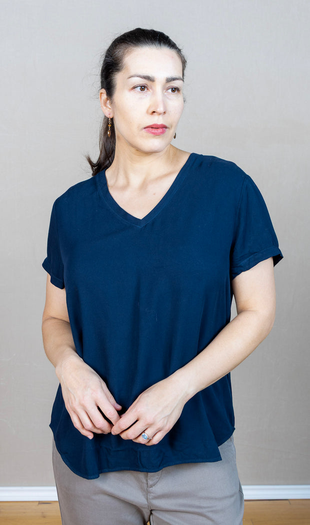 Hi-low hem, v-neck