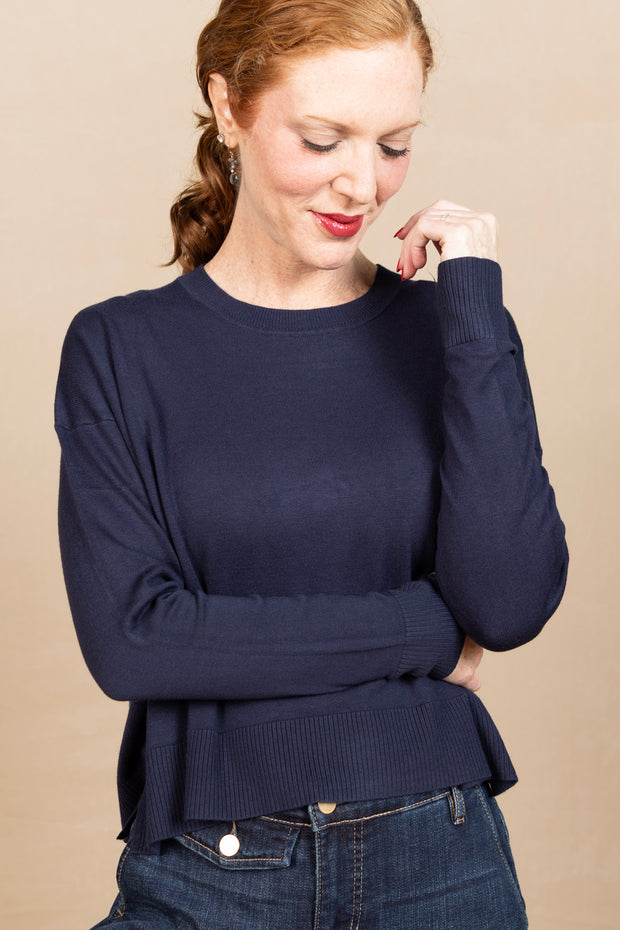 Navy cropped sweater with round neck and long sleeves
