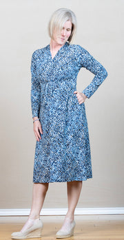 Relaxed knit dress, v-neck, long sleeve with pockets
