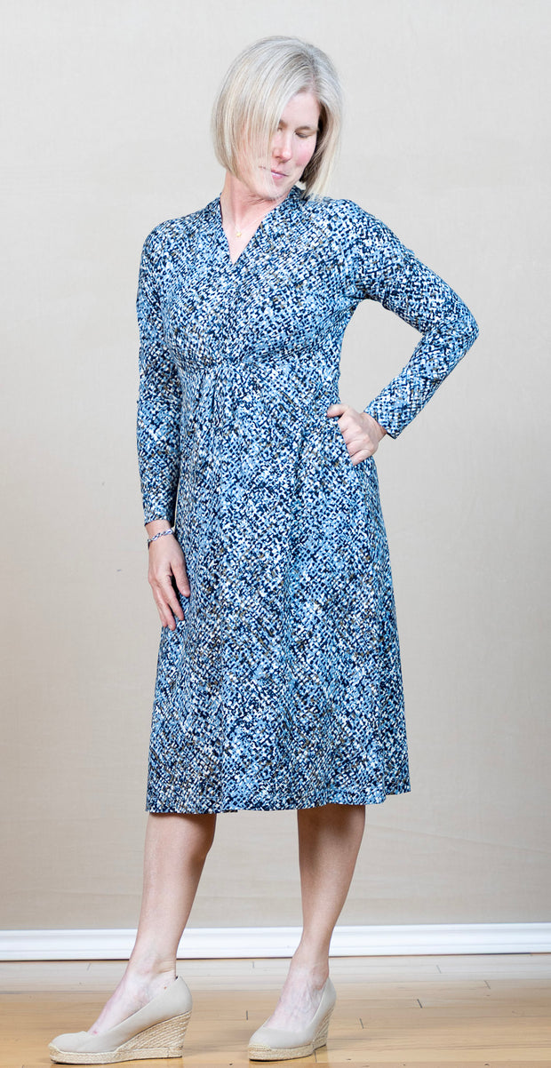 Relaxed knit dress, v-neck, long sleeve with pockets
